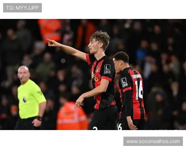 赫伊森替补席边吃边张望观赛时